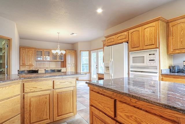 6643 Donaldson Road Grants Pass, OR 97526 - Photo 10 of 35 Kitchen and island