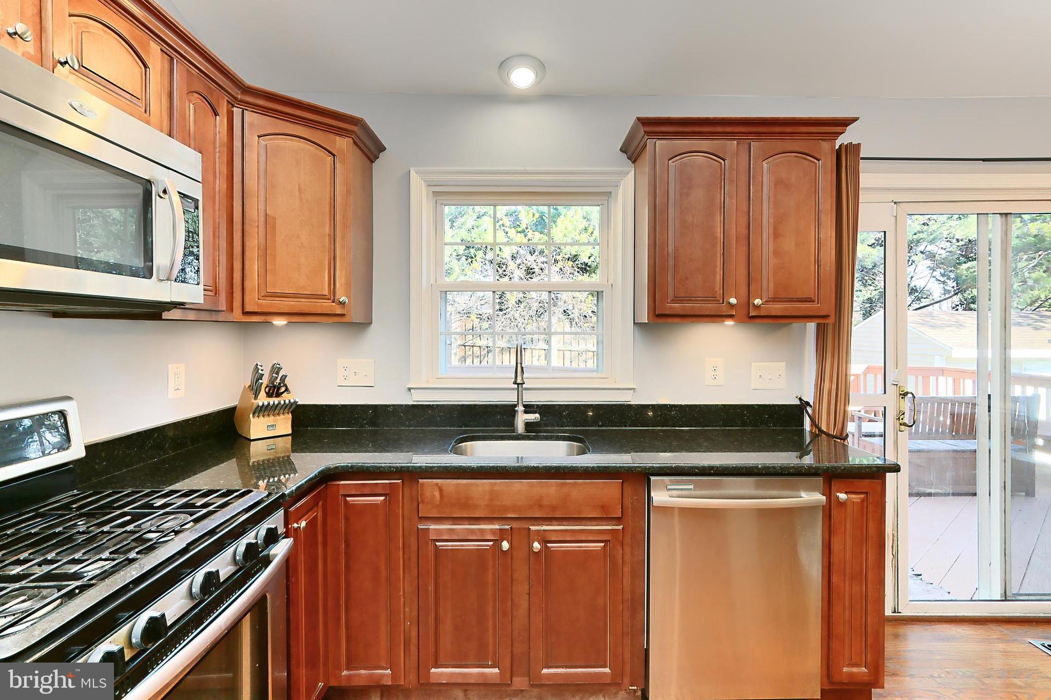 5424 Rilian Court Burke, VA 22015 - Photo 11 of 40 Open Eat-in Kitchen with gas cooking