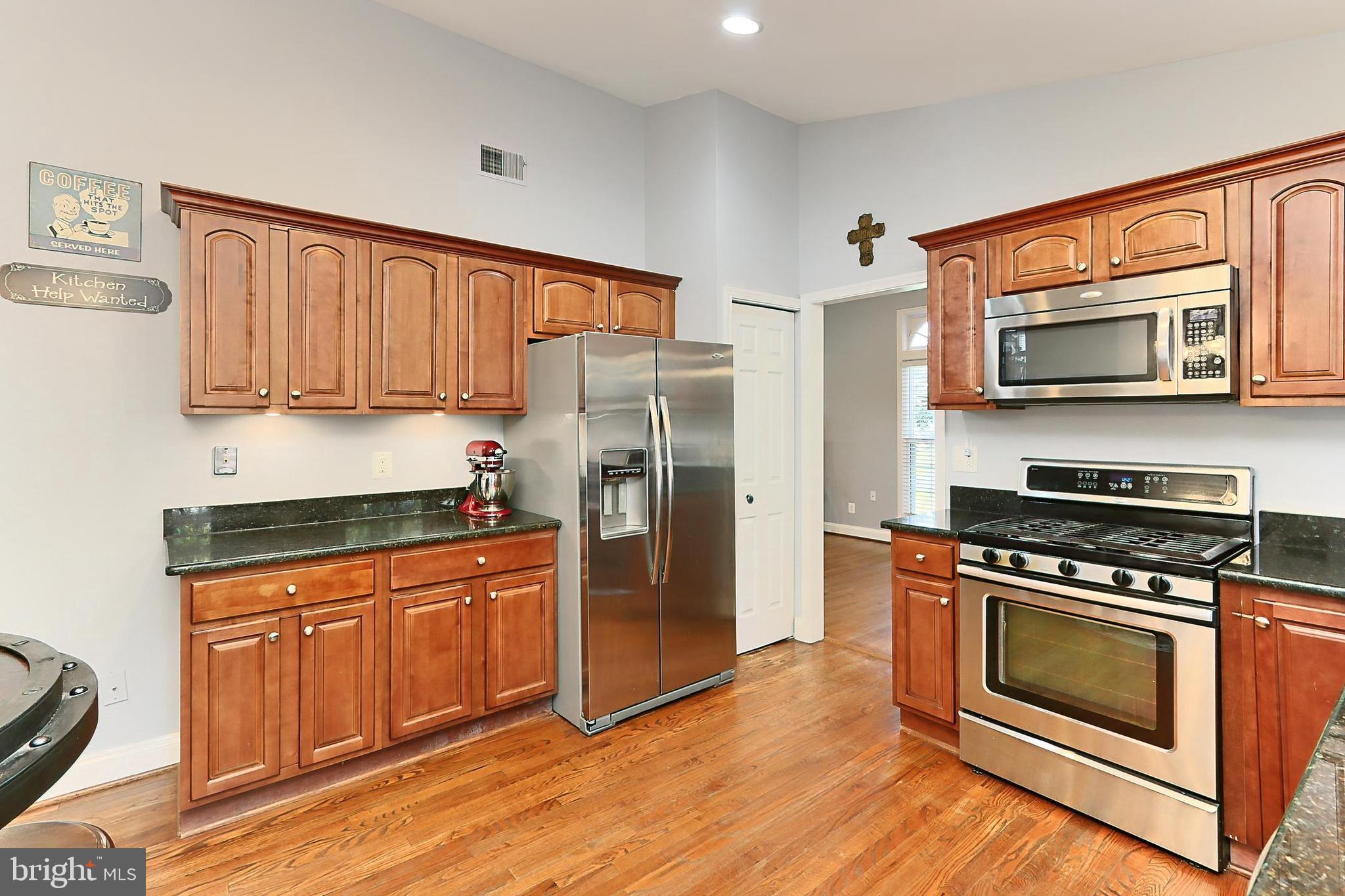 5424 Rilian Court Burke, VA 22015 - Photo 14 of 40 Open Eat-in Kitchen with gas cooking