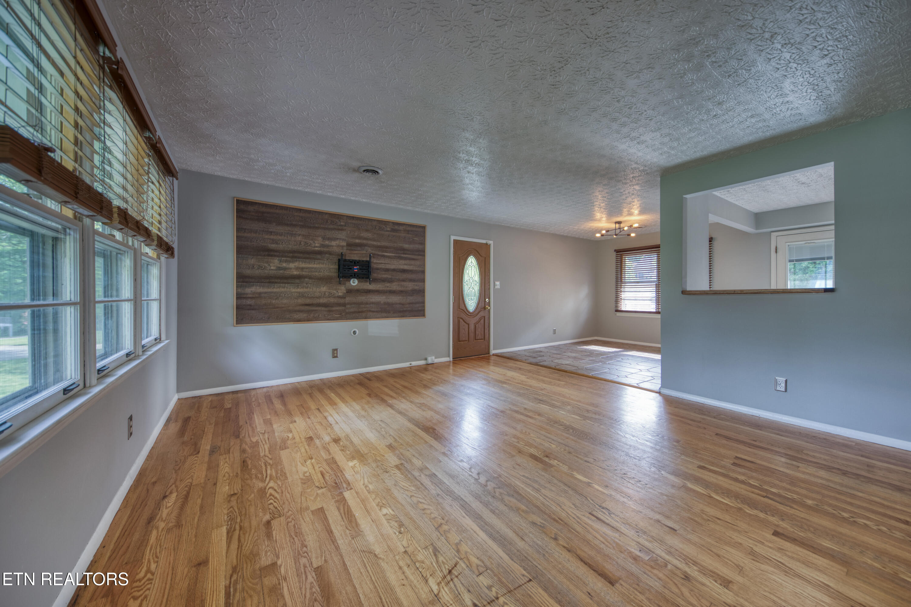 916 Mallory Road Knoxville, TN 37919 - Photo 8 of 23 Open living room