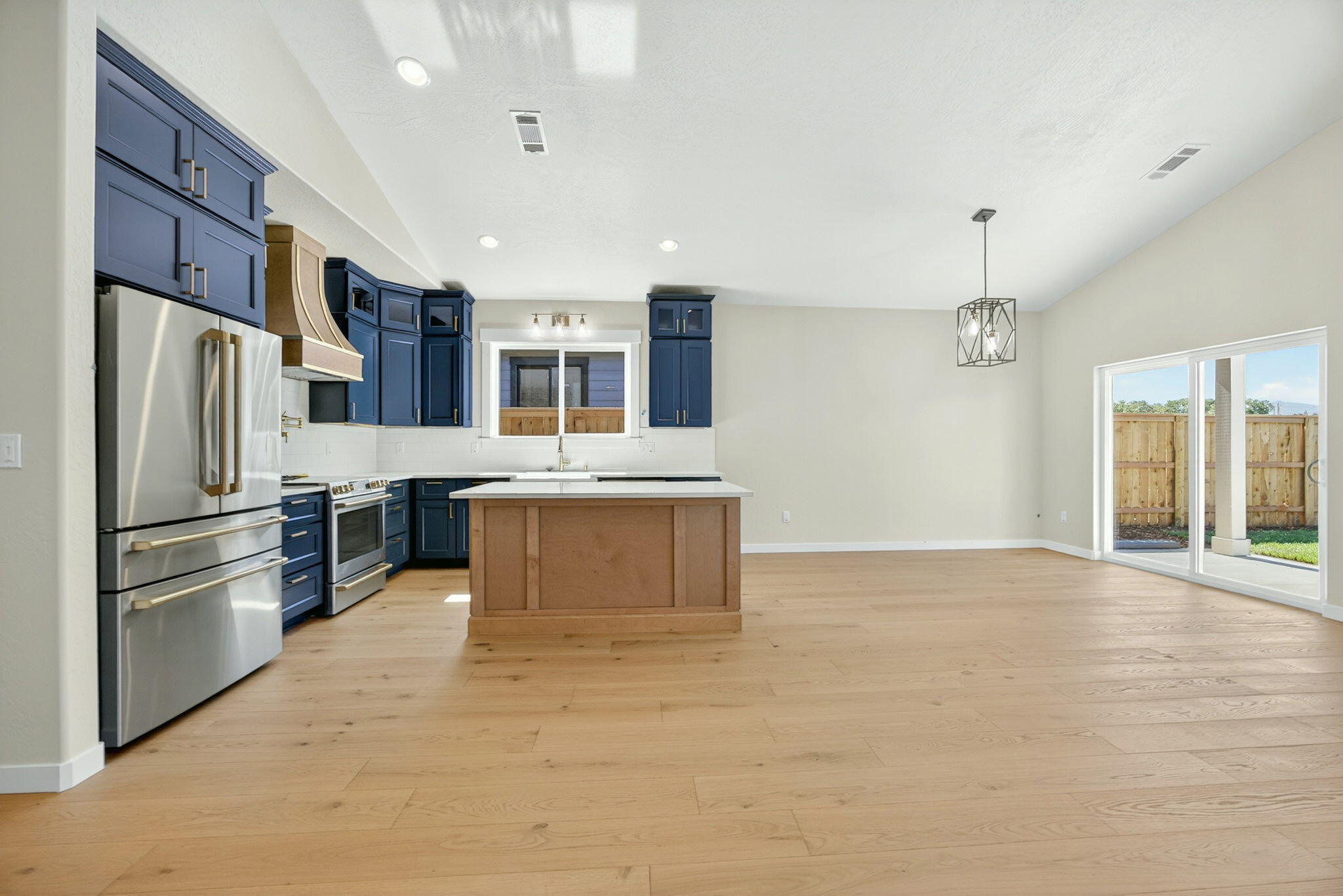 2776 Roberts Road Medford, OR 97504 - Photo 12 of 28 ApxRR00014