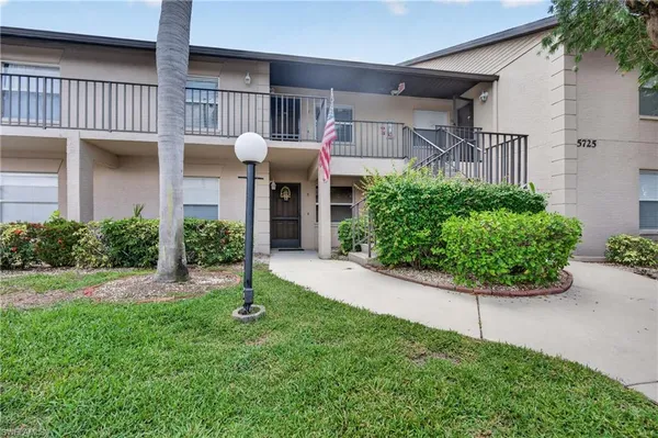 $134,000 | 5725 Foxlake Drive, Unit 5, North Fort Myers, FL 33917