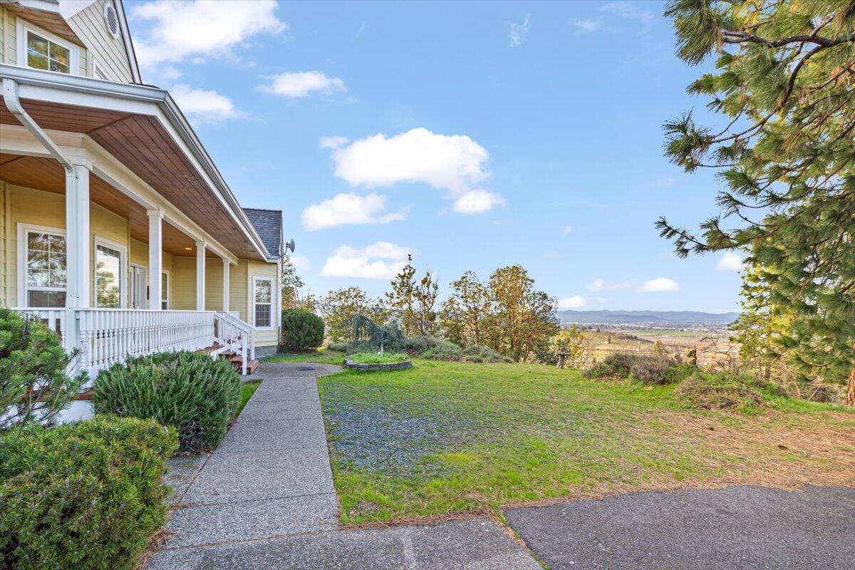 4408 Independence School Road Medford, OR 97501 - Photo 2 of 40 View from Front