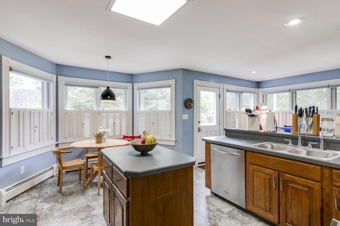 36929 Gaver Mill Road Purcellville, VA 20132 - Photo 10 of 30 Kitchen with breakfast area