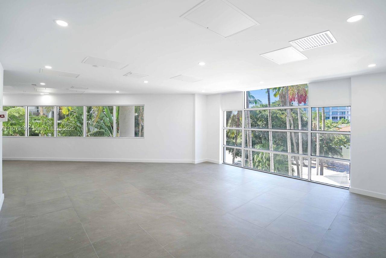 1621 Bay Road, Unit PH1 Miami Beach, FL 33139 - Photo 22 of 32 a view of an empty room with a window