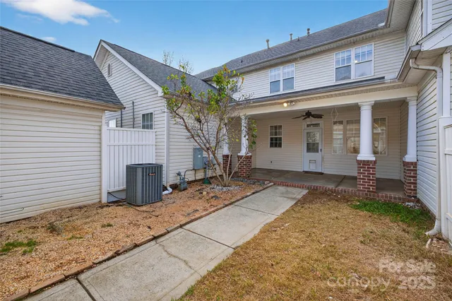 a view of a house with backyard