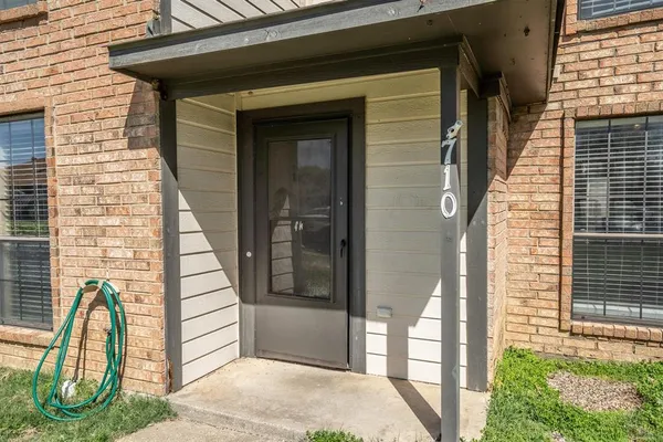 $2,100 | 710 Peach Court, Grapevine, TX 76051
