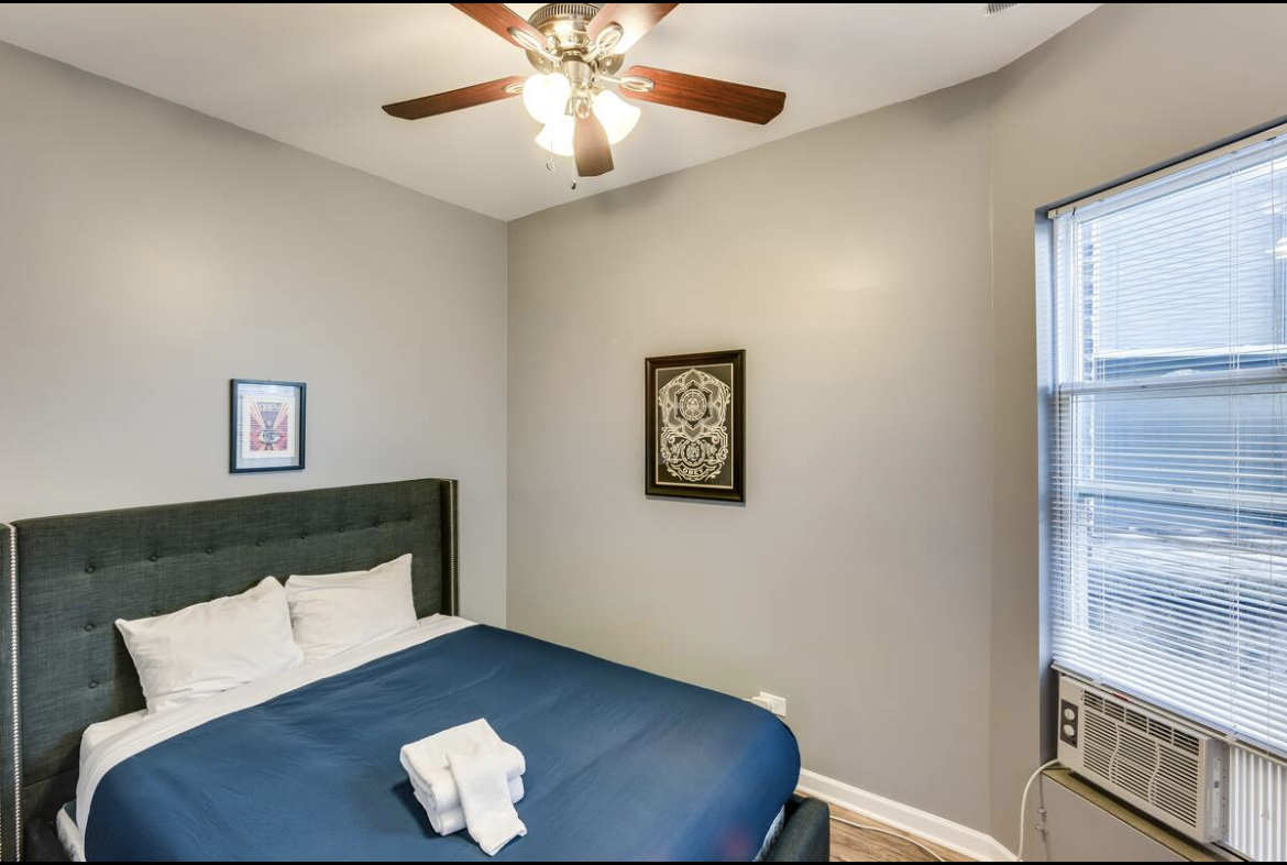 3140 West Fulton Street Chicago, IL 60612 - Photo 13 of 23 a living room with furniture and a window