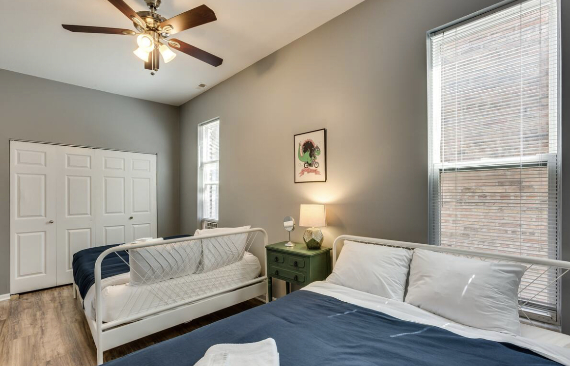 3140 West Fulton Street Chicago, IL 60612 - Photo 14 of 23 a living room with furniture and a window