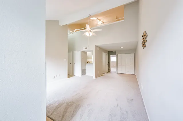 a view of empty room with a ceiling fan