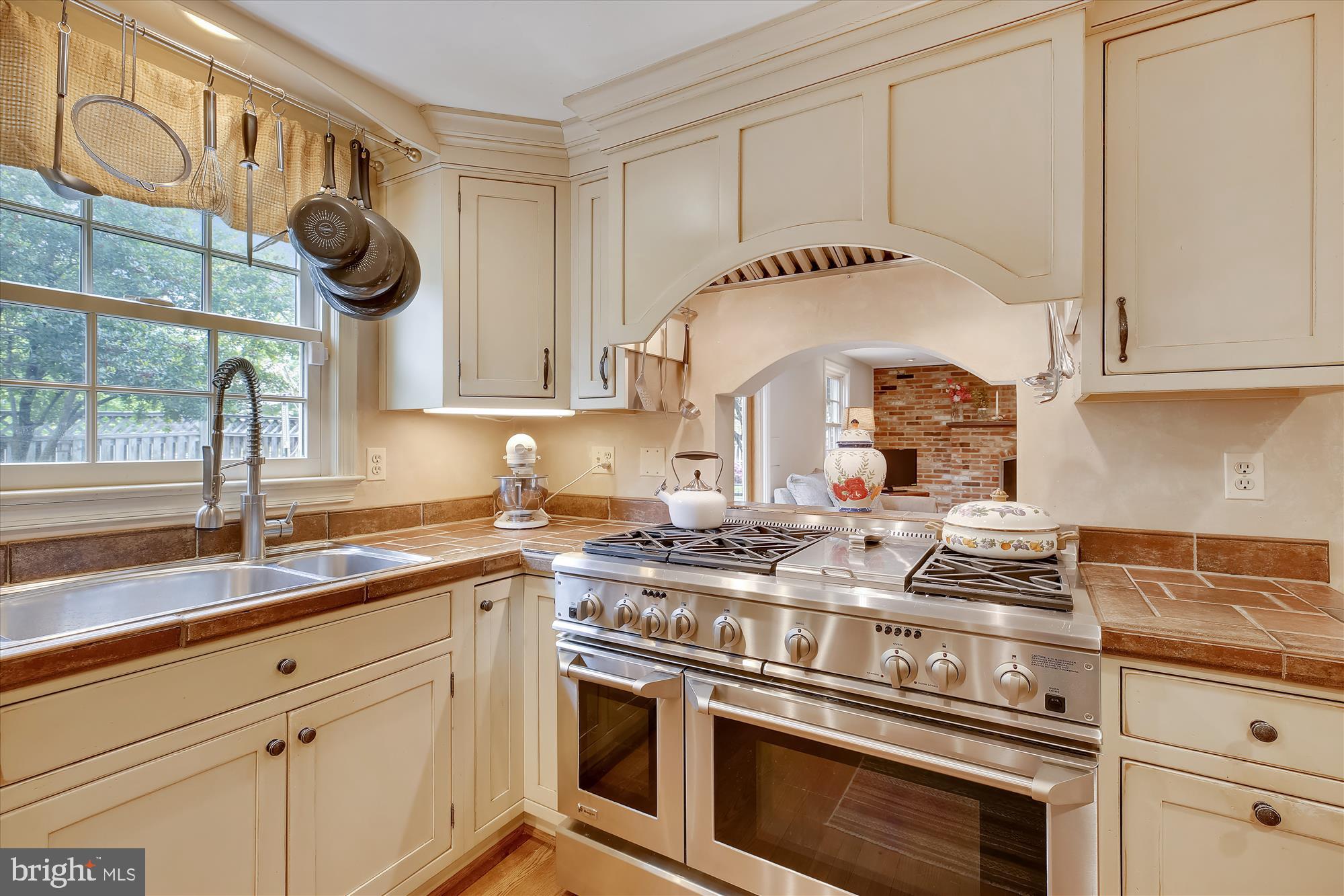 8315 Aqueduct Road Potomac, MD 20854 - Photo 11 of 34 Kitchen, 6 burner stove w/vented hood