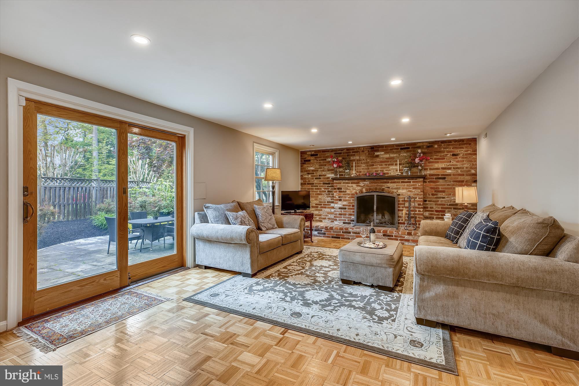 8315 Aqueduct Road Potomac, MD 20854 - Photo 4 of 34 Family room, SGD to patio