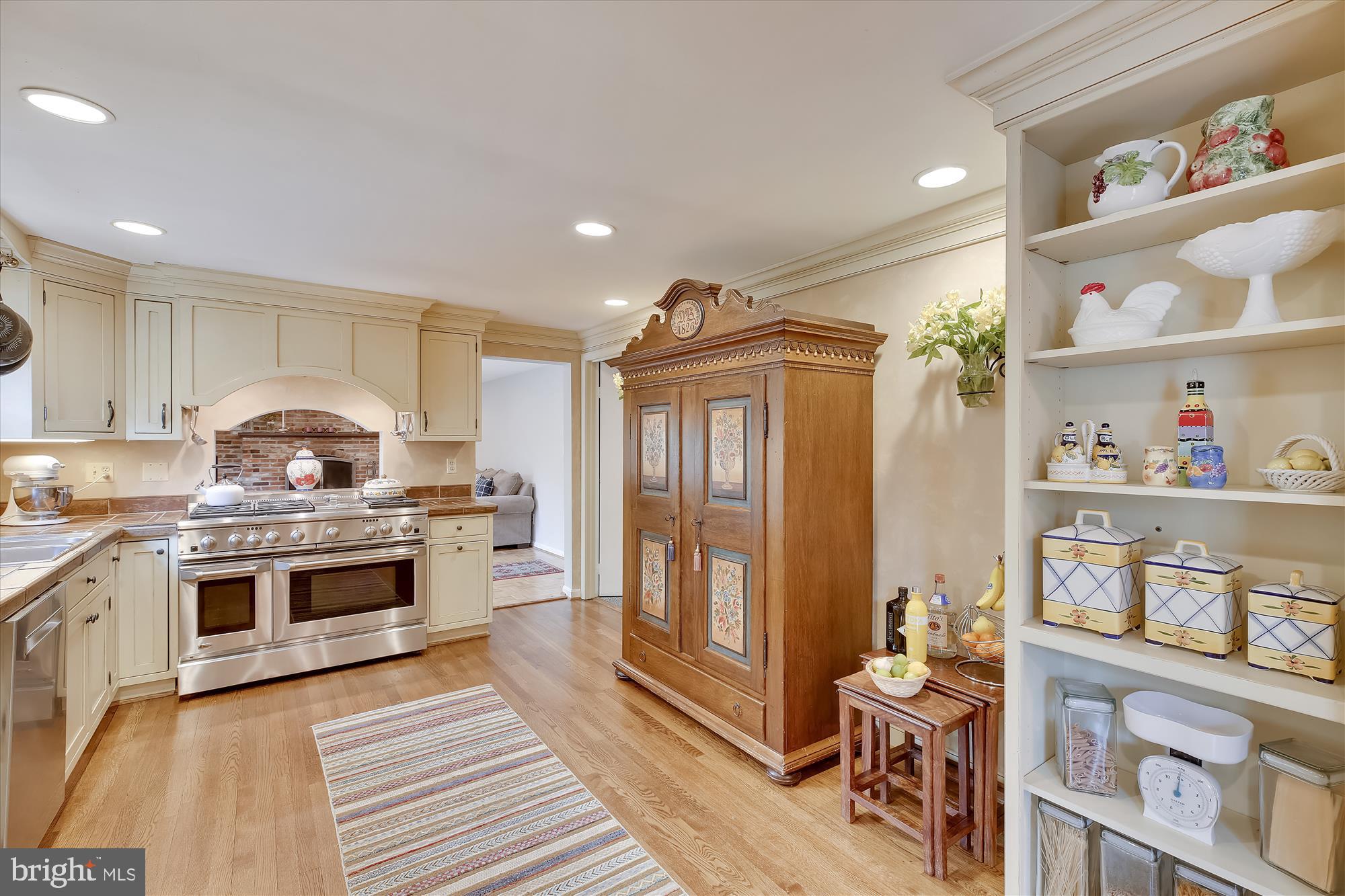 8315 Aqueduct Road Potomac, MD 20854 - Photo 10 of 34 Kitchen