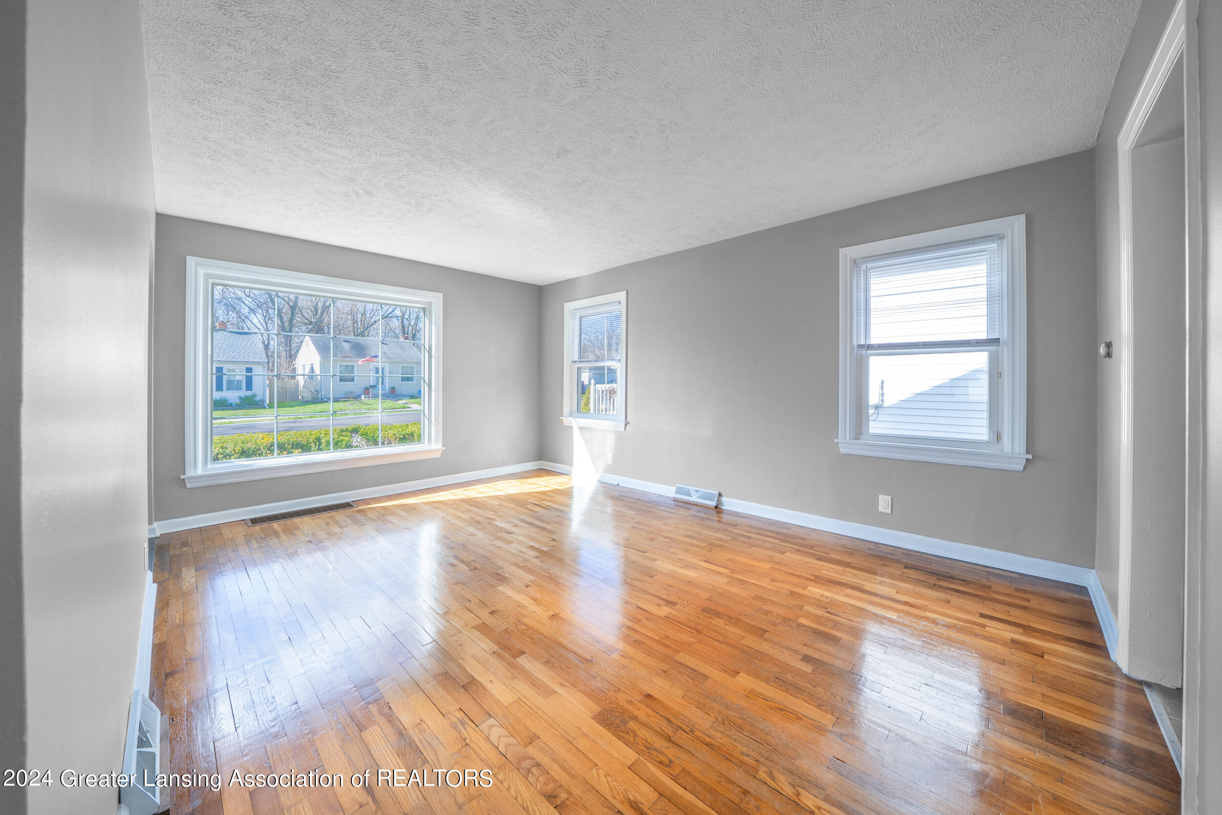 1204 West Rundle Avenue Lansing, MI 48910 - Photo 7 of 24 Living Room
