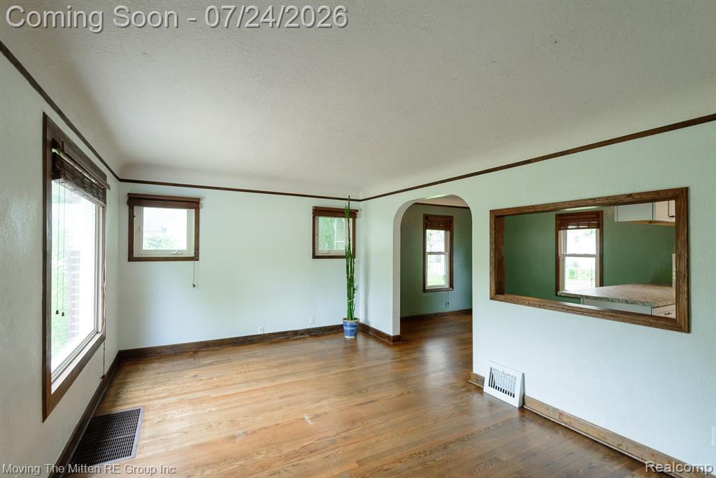 2037 Vivian Road Monroe, MI 48162 - Photo 4 of 39 Gallery Image 4