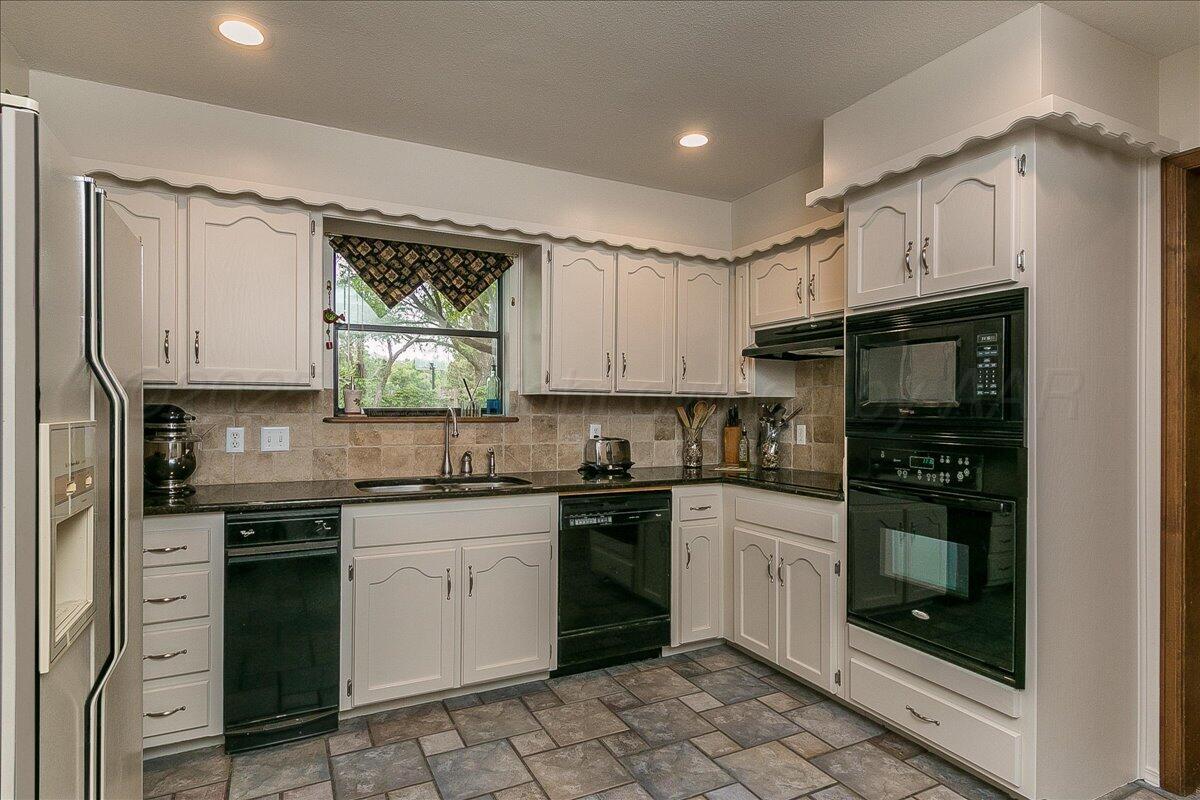 109 Caprock Lane Amarillo, TX 79118 - Photo 15 of 32 10-Kitchen