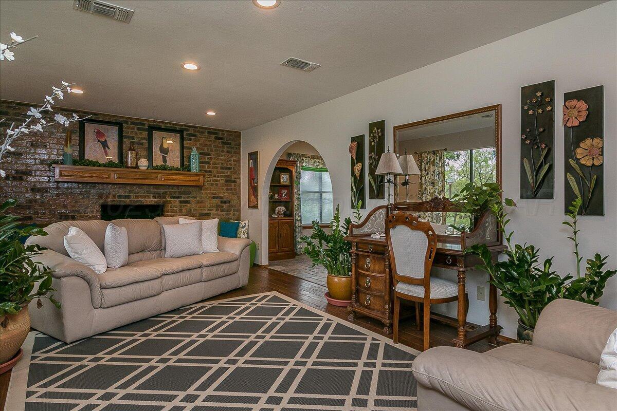 109 Caprock Lane Amarillo, TX 79118 - Photo 6 of 32 04-Living Room