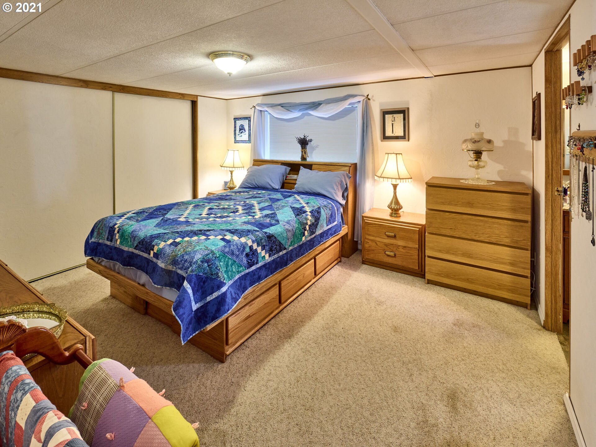913 Toliver Road, Unit B Molalla, OR 97038 - Photo 11 of 26 a bedroom with a bed and window