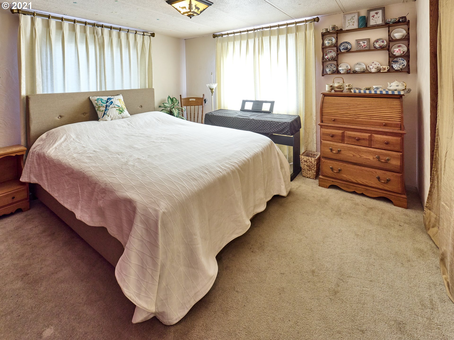 913 Toliver Road, Unit B Molalla, OR 97038 - Photo 14 of 26 a spacious bedroom with a bed and a cabinets