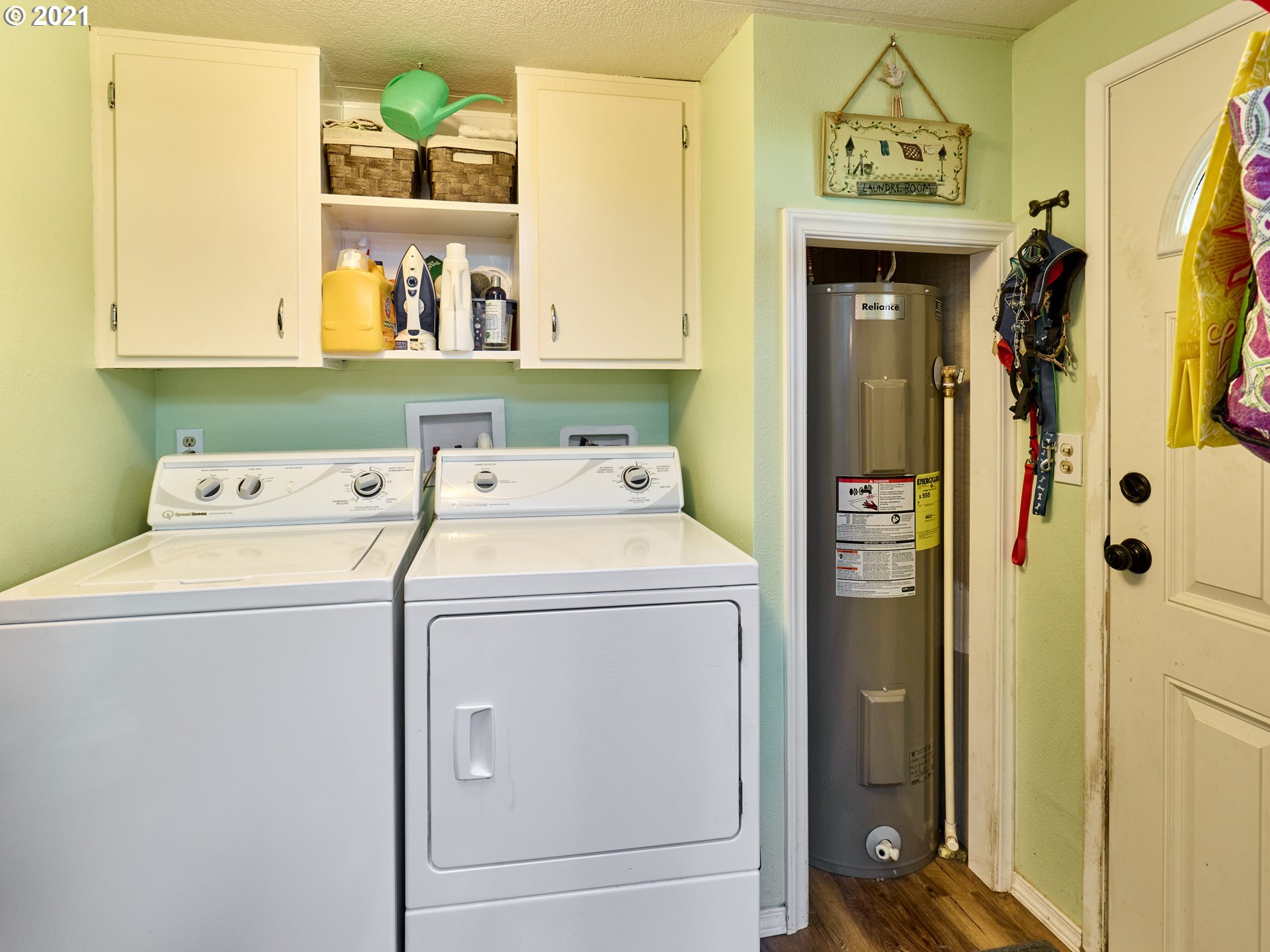 913 Toliver Road, Unit B Molalla, OR 97038 - Photo 18 of 26 a utility room with dryer and washer