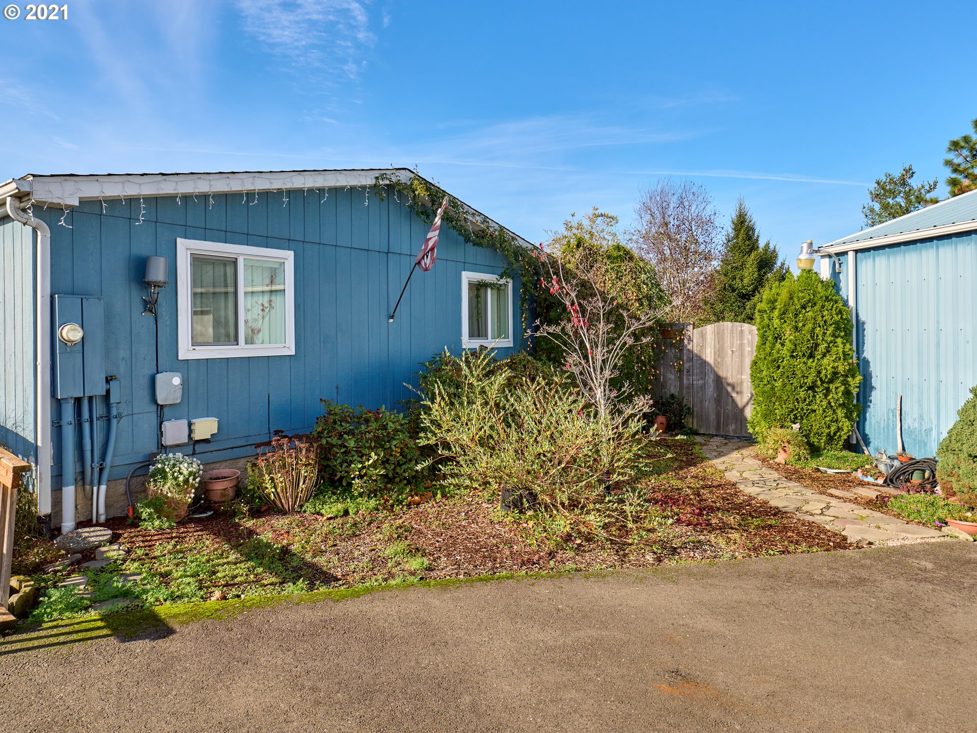 913 Toliver Road, Unit B Molalla, OR 97038 - Photo 21 of 26 a backyard of a house