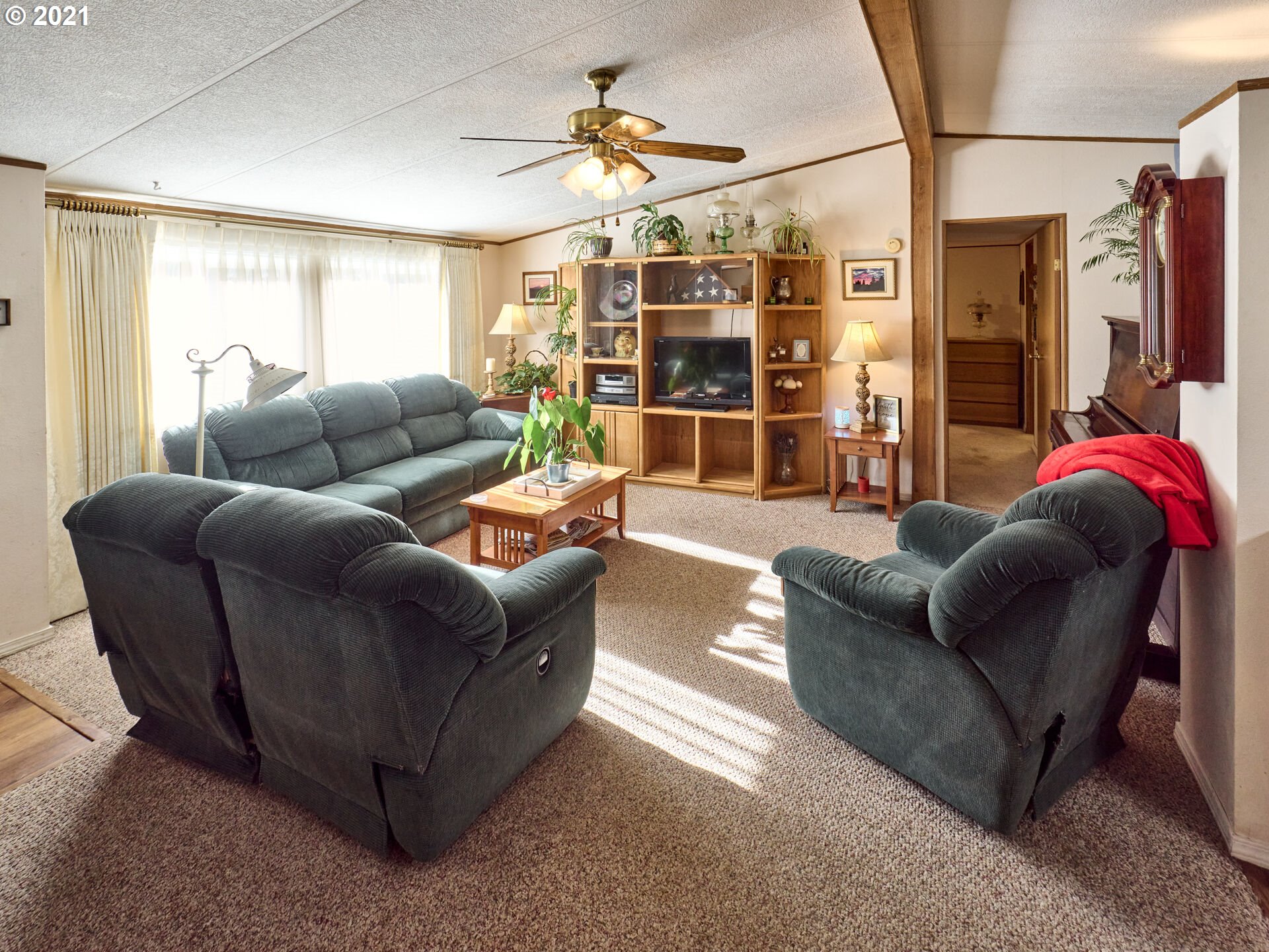 913 Toliver Road, Unit B Molalla, OR 97038 - Photo 5 of 26 a living room with furniture a walk in closet and a window