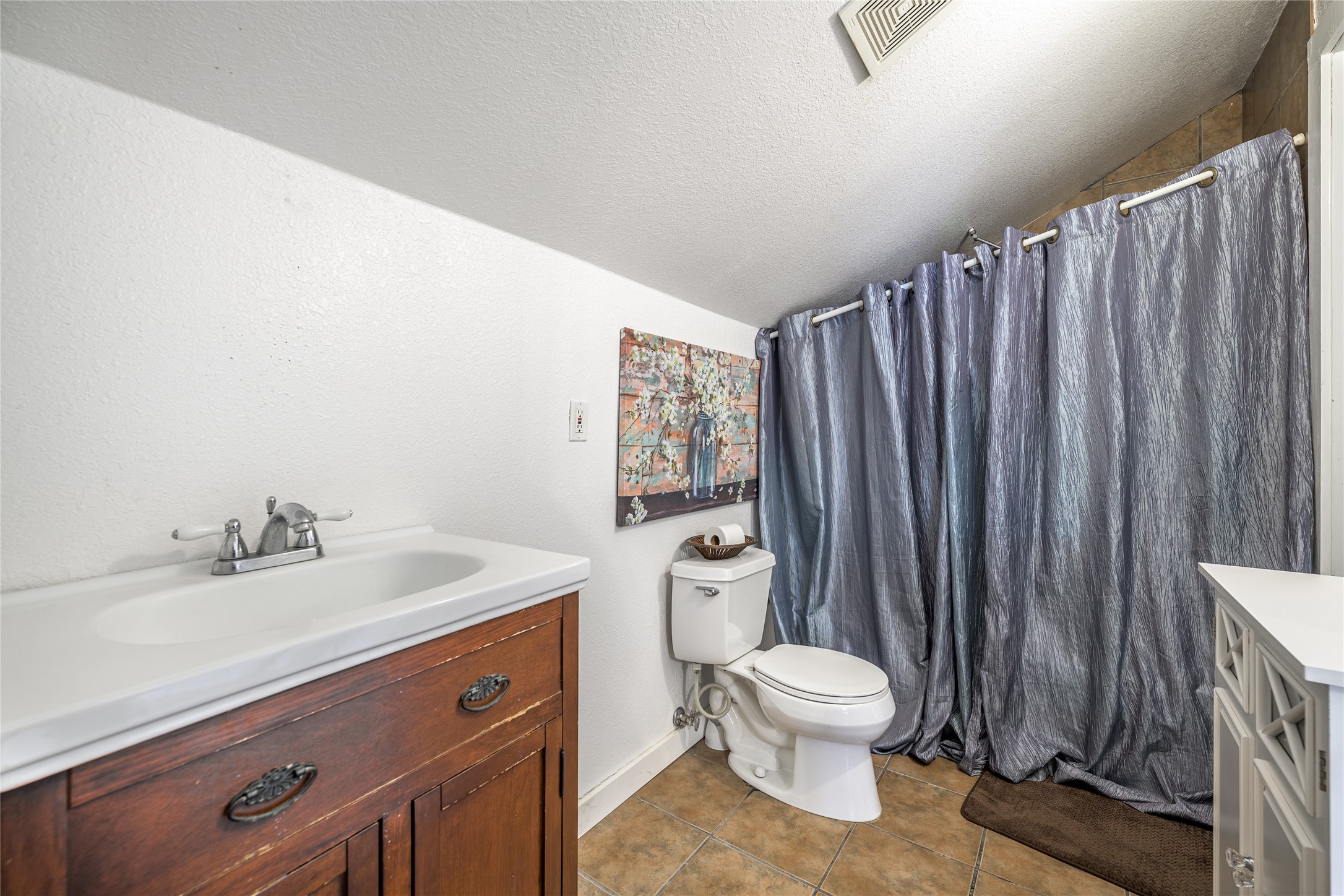 4310 Leslie Road Fayetteville, TX 78940 - Photo 18 of 22 a bathroom with a toilet a sink and a mirror