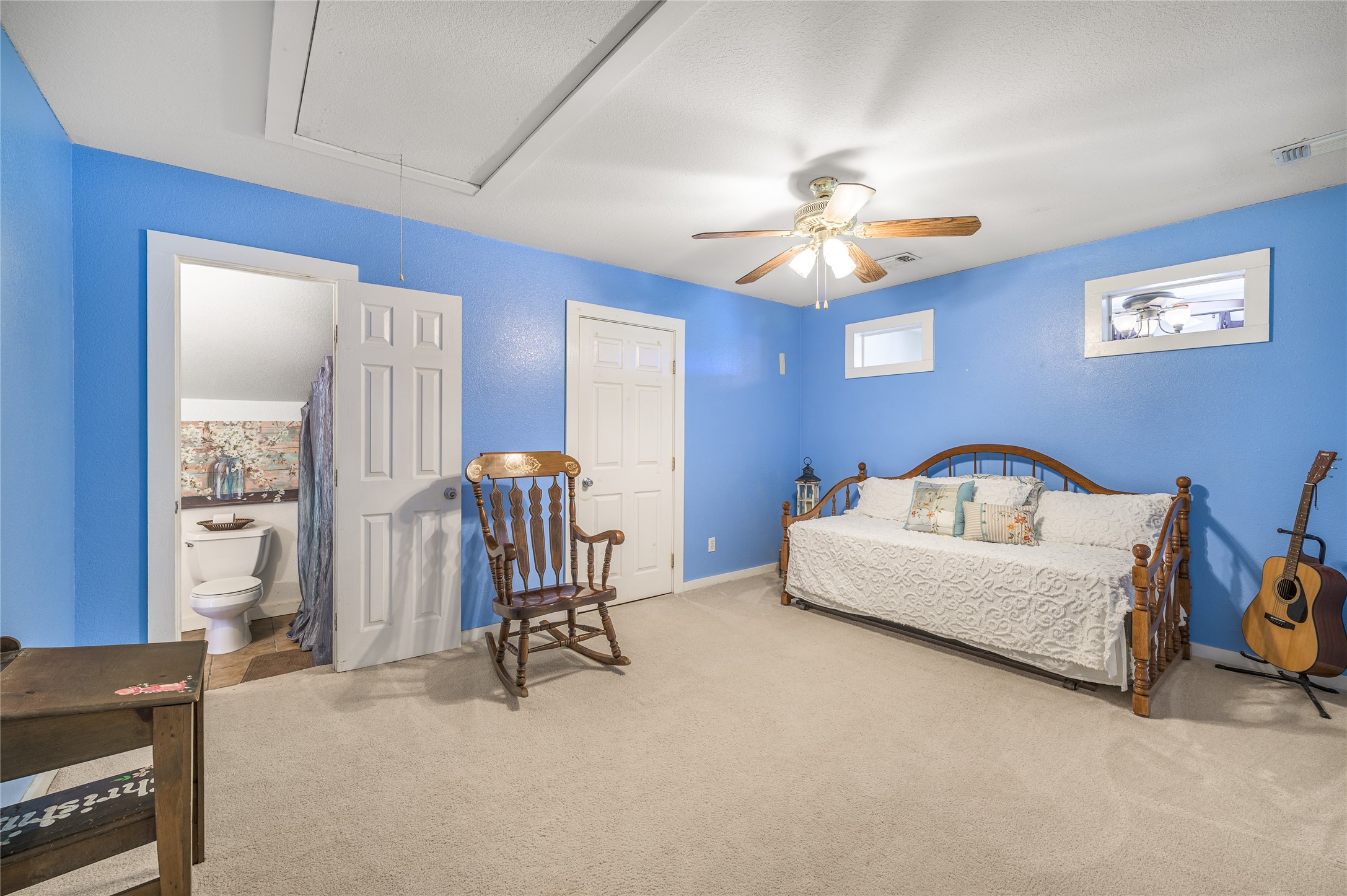 4310 Leslie Road Fayetteville, TX 78940 - Photo 19 of 22 a living room with furniture gym equipment and a chandelier