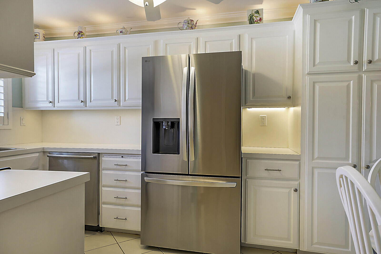 700 Harbour Drive, Unit 2310 Boca Raton, FL 33431 - Photo 8 of 40 a kitchen with appliances a refrigerator and cabinets