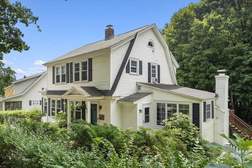 61 Havelock Road Worcester, MA 01602 - Photo 3 of 37 a front view of a house with a yard