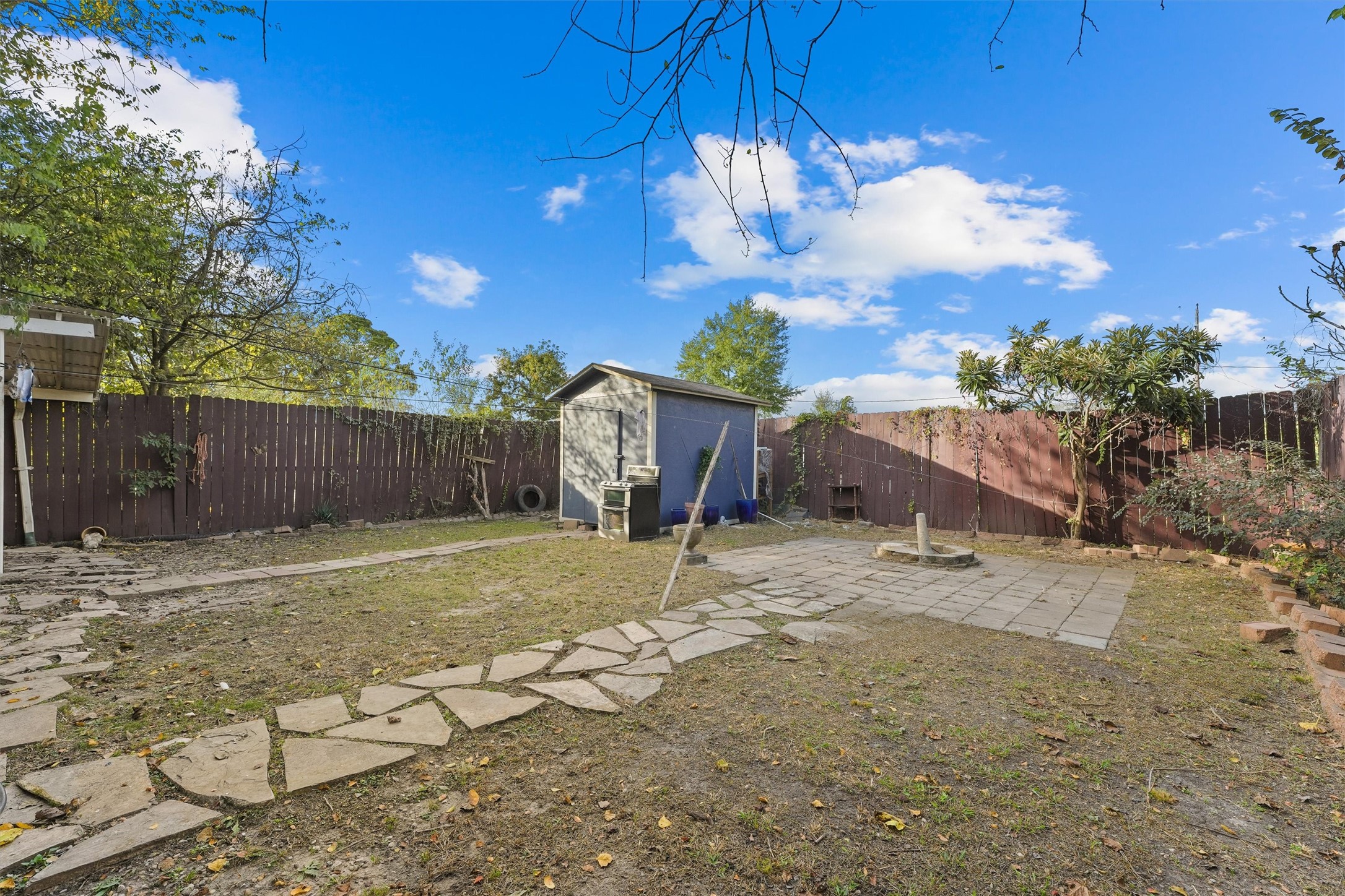 4029 Lucille Street Houston, TX 77026 - Photo 22 of 28 a view of a yard with wooden fence