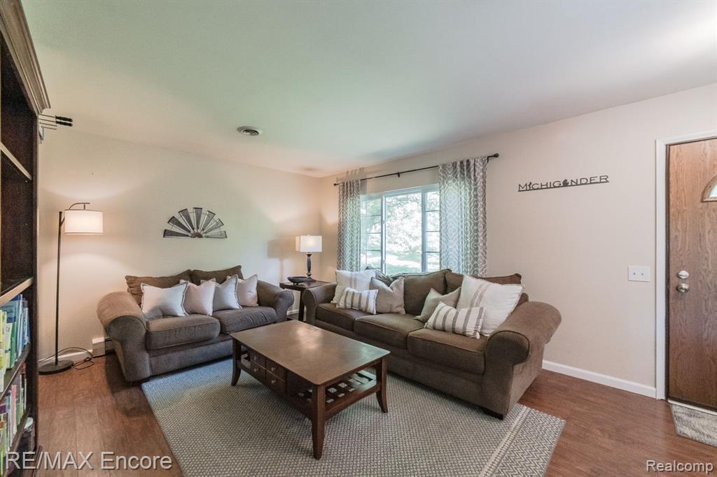 8615 Rattalee Lake Road Clarkston, MI 48348 - Photo 5 of 44
