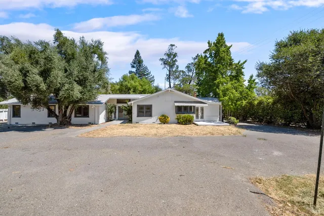 $838,000 | 12900 Highway 101, Hopland, CA 95449