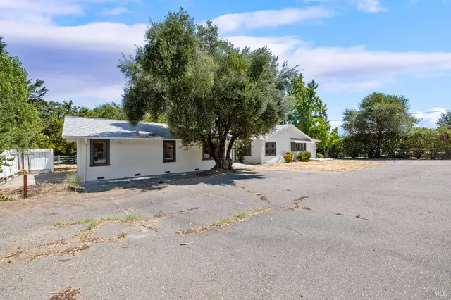 $838,000 | 12900 Highway 101, Hopland, CA 95449