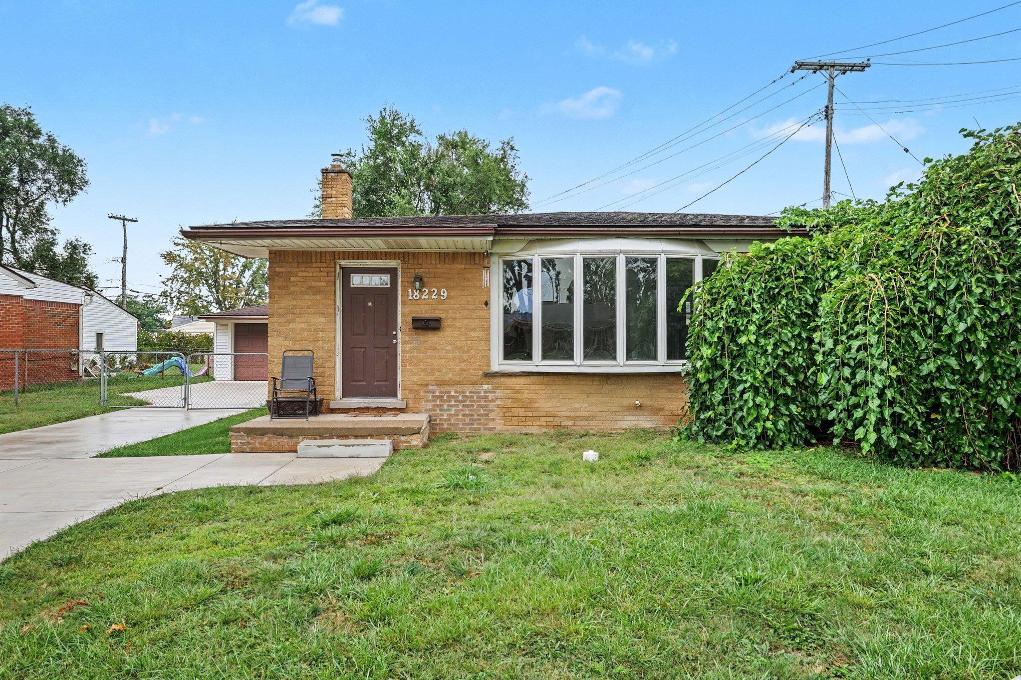 18229 Rainbow Road Fraser, MI 48026 - Photo 2 of 23 1950089-00c7e8d5-bf3d-41f2-9609-b6ae19f763f0.JPG