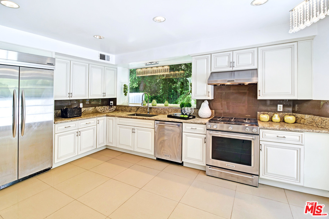 15536 High Knoll Road Encino, CA 91436 - Photo 17 of 54