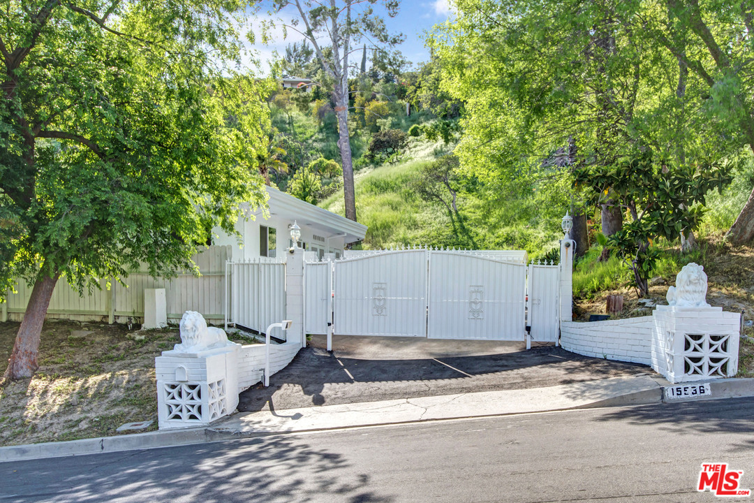 15536 High Knoll Road Encino, CA 91436 - Photo 3 of 54