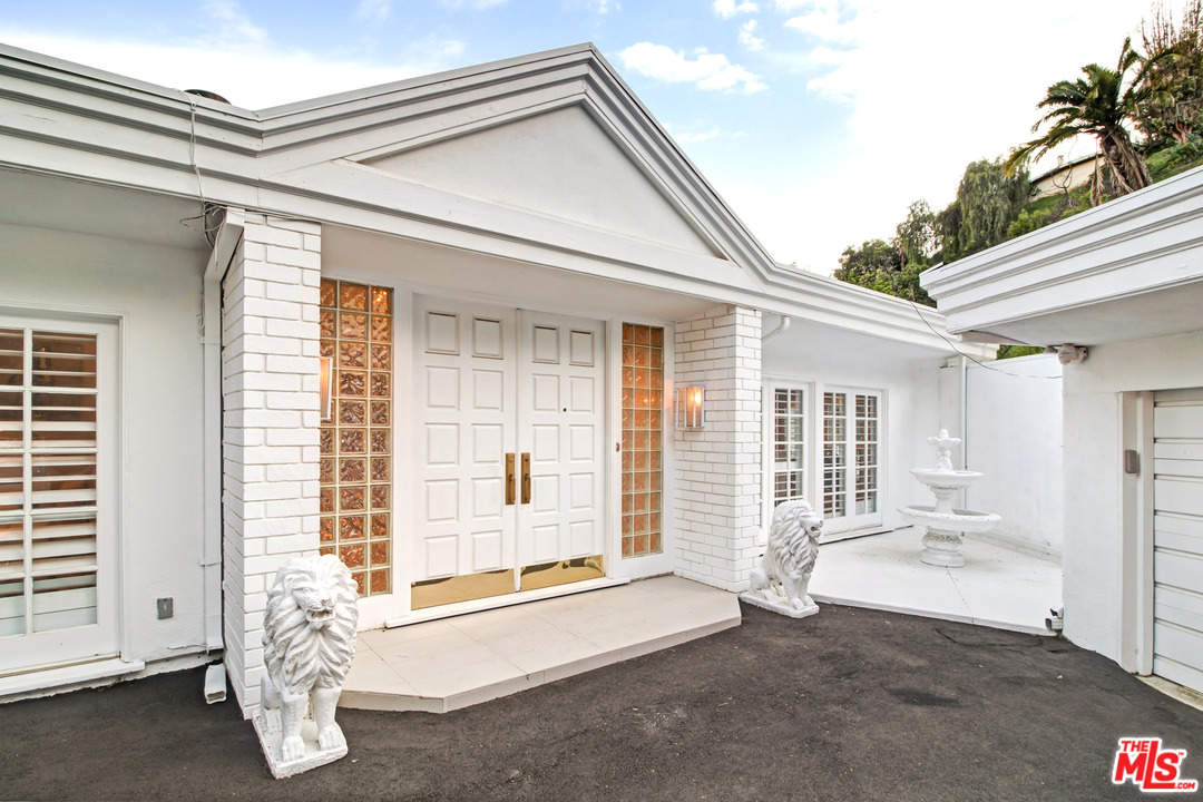 15536 High Knoll Road Encino, CA 91436 - Photo 4 of 54