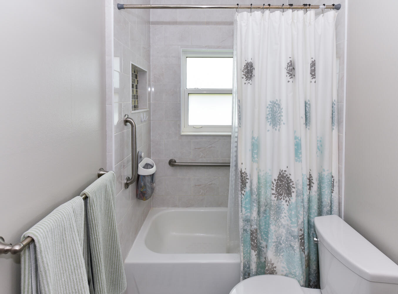 7922 Southeast Sugar Pines Way Hobe Sound, FL 33455 - Photo 18 of 31 Second Bathroom