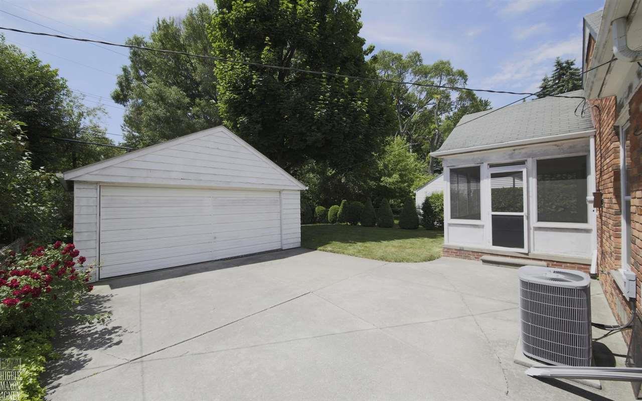 85 Vernier Road Grosse Pointe, MI 48236 - Photo 28 of 31 31294792-27.JPG