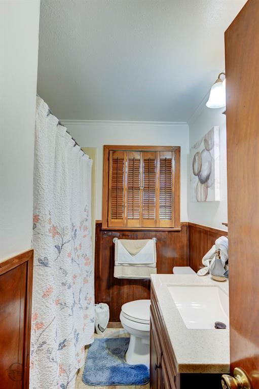 5909 Yarbrough Road Shreveport, LA 71119 - Photo 15 of 19 a living room with a couch and a table