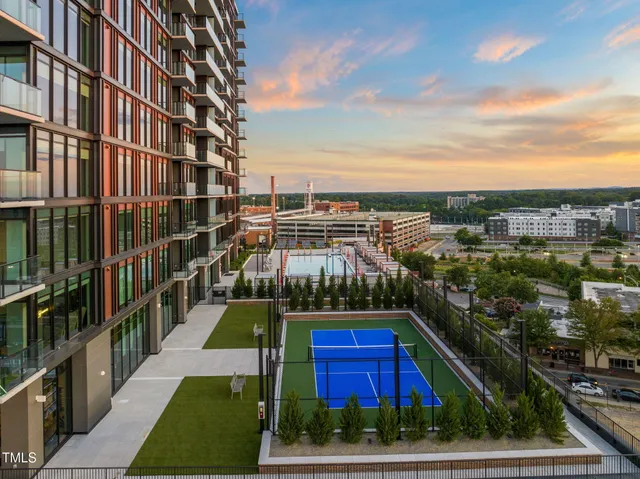 a very nice looking room with lots of tables and chairs