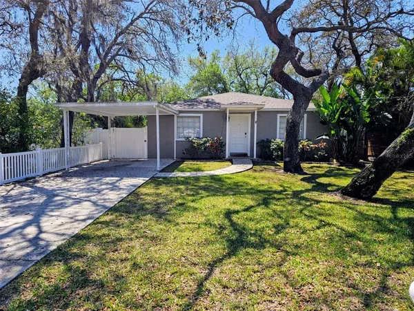 a view of a house with backyard and sitting area