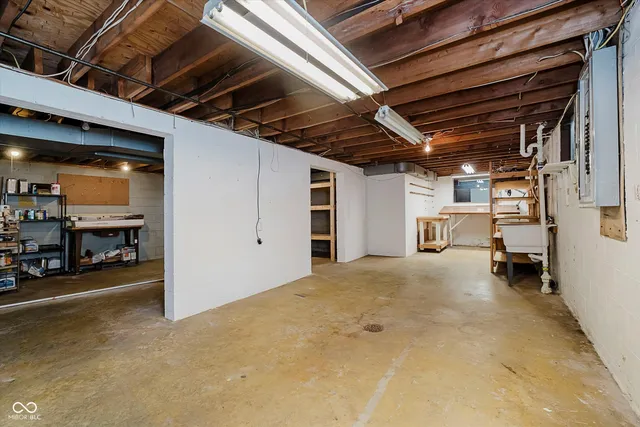 $625,000 | 11327 Lakeshore Drive West, Carmel, IN 46033