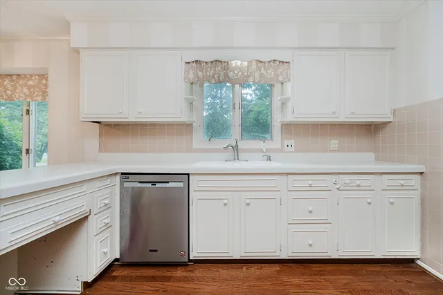 $625,000 | 11327 Lakeshore Drive West, Carmel, IN 46033