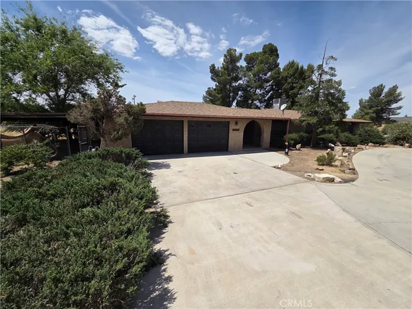 $2,900 | 19145 Tomahawk Road, Apple Valley, CA 92307