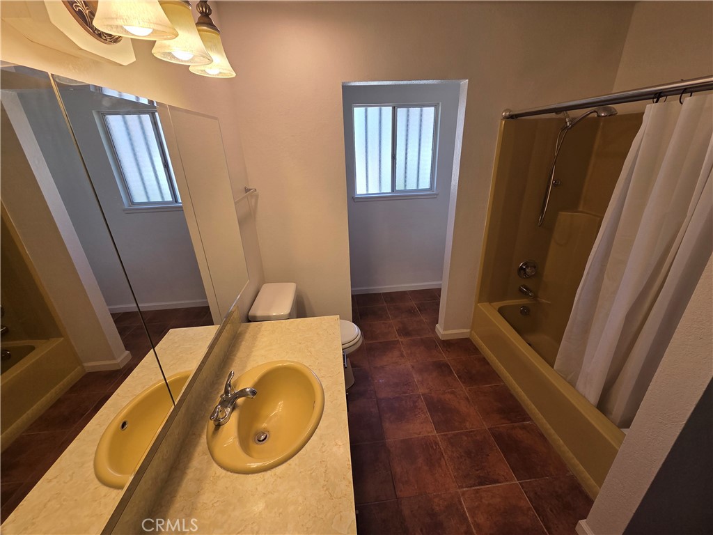 19145 Tomahawk Road Apple Valley, CA 92307 - Photo 14 of 38 a bathroom with a sink toilet and shower