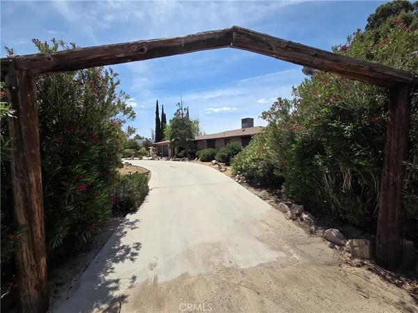 $2,900 | 19145 Tomahawk Road, Apple Valley, CA 92307