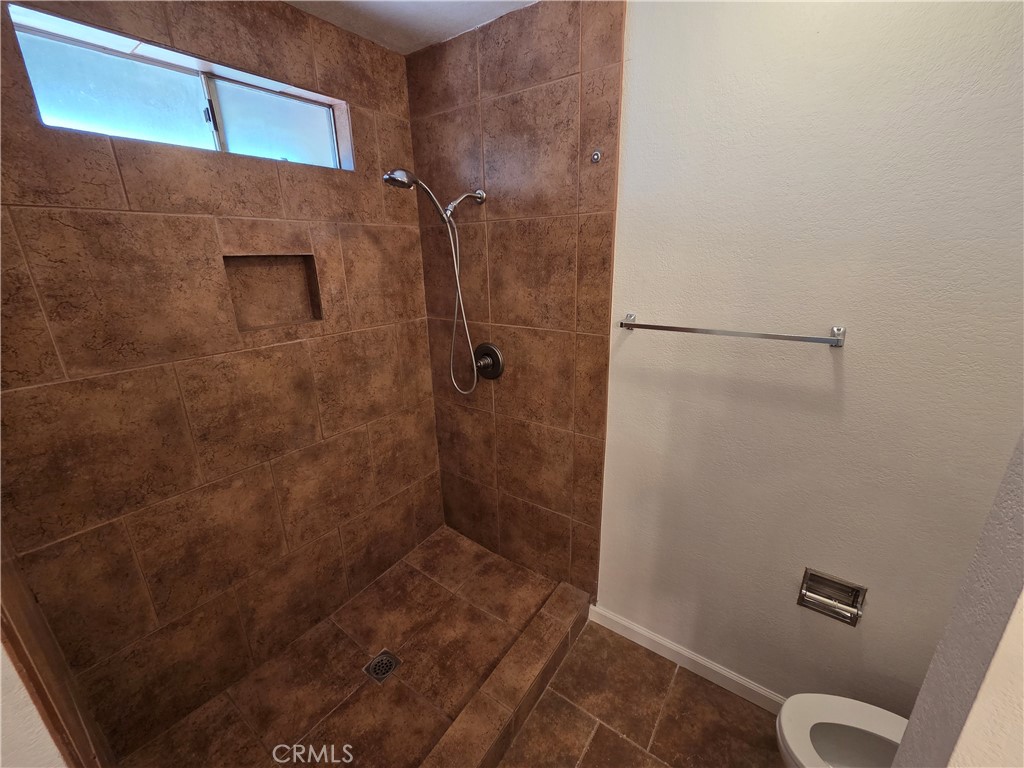 19145 Tomahawk Road Apple Valley, CA 92307 - Photo 23 of 38 a bathroom with a shower