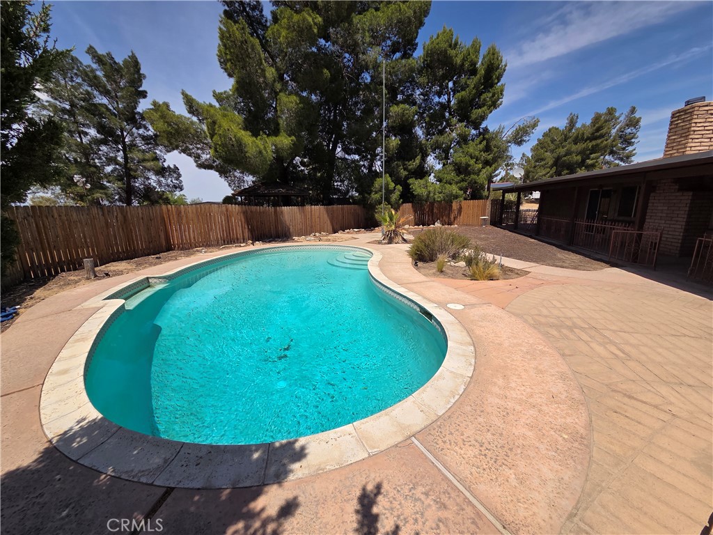 19145 Tomahawk Road Apple Valley, CA 92307 - Photo 28 of 38 a view of a swimming pool with a backyard